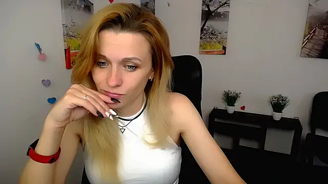 Snapshot of PeppyMia chatting on November 8, 7:52 am PeppyMia online show from November 8, 7:52 am