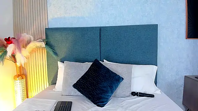 Laura Ivy online show from March 30, 1:01 pm