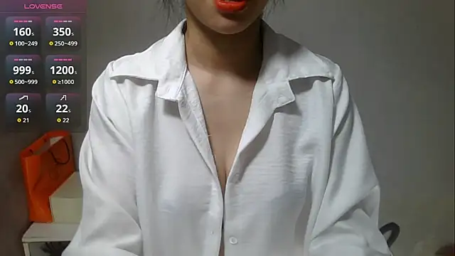 Snapshot of Voyerra_g chatting on October 15, 3:17 am Voyerra g online show from October 15, 3:17 am