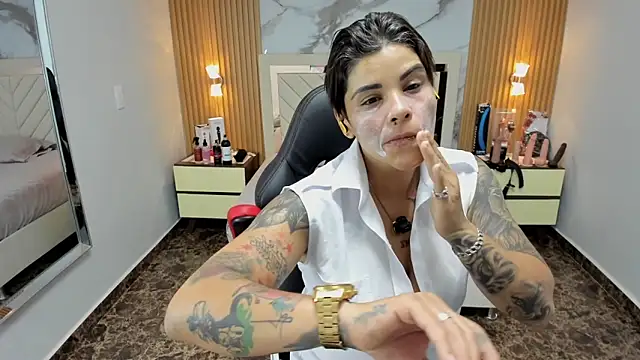 Snapshot of KAROLLJONES1 chatting on November 24, 7:35 pm KAROLLJONES1 online show from November 24, 7:35 pm