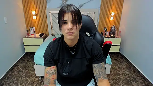 KAROLLJONES1 online show from January 31, 7:11 pm