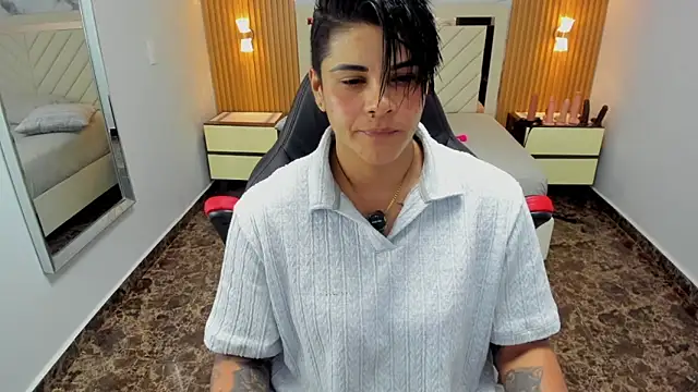 KAROLLJONES1 online show from April 8, 7:25 pm