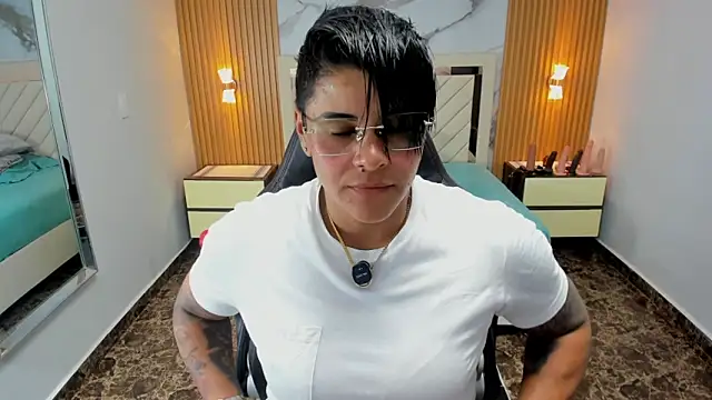 KAROLLJONES1 online show from April 22, 7:04 pm