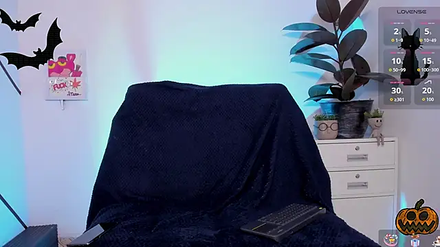 Snapshot of Room_69x chatting on October 24, 3:47 am Room 69x online show from October 24, 3:47 am