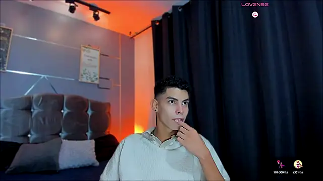 Snapshot of Room_69x chatting on October 27, 3:43 am Room 69x online show from October 27, 3:43 am