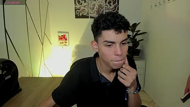 Snapshot of Room_69x chatting on November 6, 3:29 am Room 69x online show from November 6, 3:29 am