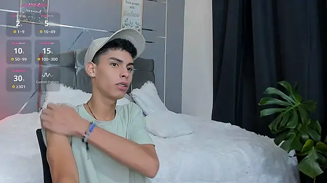 Snapshot of Room_69x chatting on November 7, 3:50 am Room 69x online show from November 7, 3:50 am