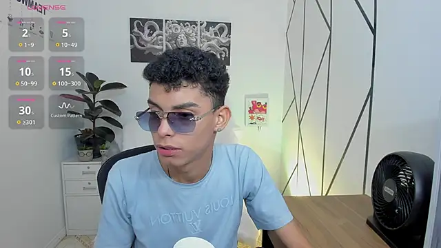 Snapshot of Room_69x chatting on November 8, 3:18 am Room 69x online show from November 8, 3:18 am