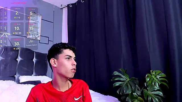 Snapshot of Room_69x chatting on November 9, 3:05 am Room 69x online show from November 9, 3:05 am