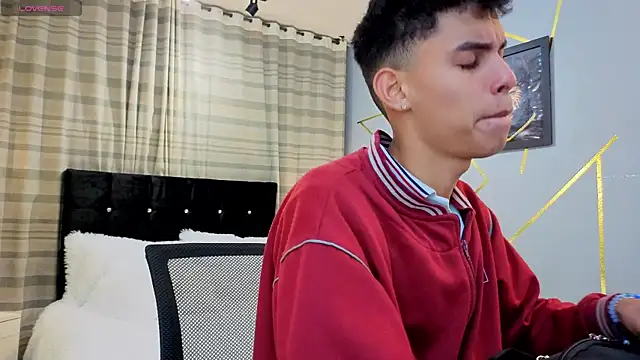 Snapshot of Room_69x chatting on November 16, 2:50 am Room 69x online show from November 16, 2:50 am