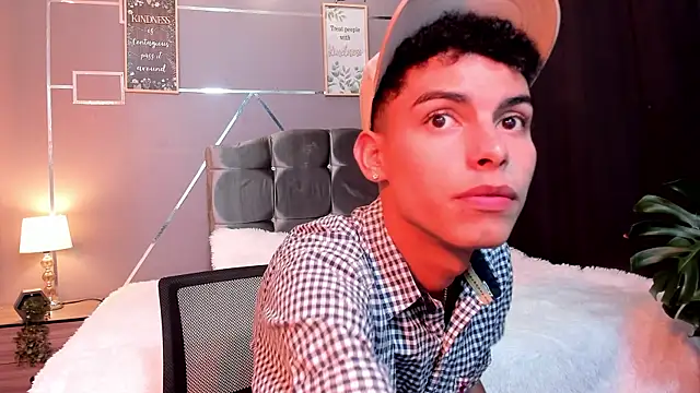 Snapshot of Room_69x chatting on November 17, 2:50 am Room 69x online show from November 17, 2:50 am