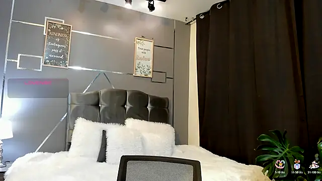 Snapshot of Room_69x chatting on November 24, 3:06 am Room 69x online show from November 24, 3:06 am