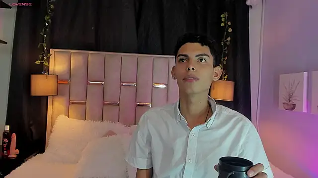 Snapshot of Room_69x chatting on November 25, 3:45 pm Room 69x online show from November 25, 3:45 pm