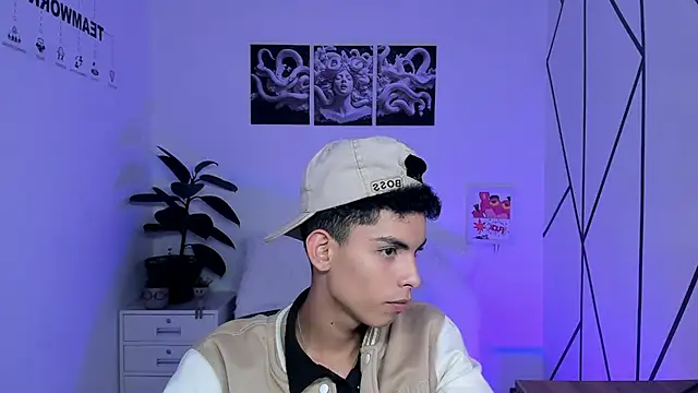 Snapshot of Room_69x chatting on November 28, 9:06 pm Room 69x online show from November 28, 9:06 pm