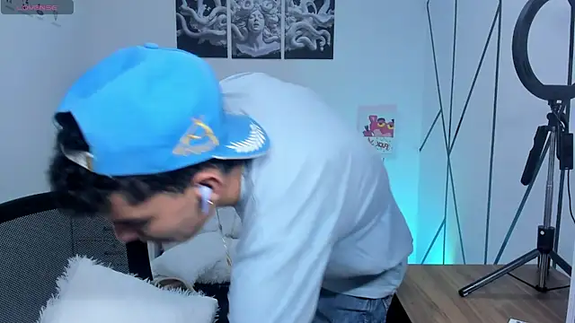 Snapshot of Room_69x chatting on November 30, 3:32 am Room 69x online show from November 30, 3:32 am