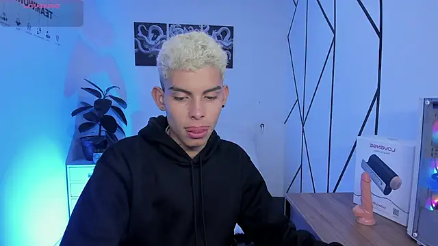 Snapshot of Room_69x chatting on December 15, 2:27 am Room 69x online show from December 15, 2:27 am