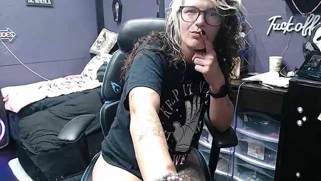 oddywithabody online show from October 15, 6:13 am