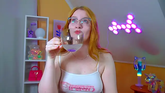 AliceAllisons online show from April 24, 6:43 pm