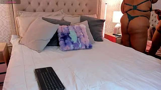 Snapshot of BellaNixs chatting on November 7, 3:39 am BellaNixs online show from November 7, 3:39 am