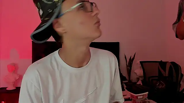 Snapshot of NoahLux chatting on September 16, 7:04 pm NoahLux online show from September 16, 7:04 pm