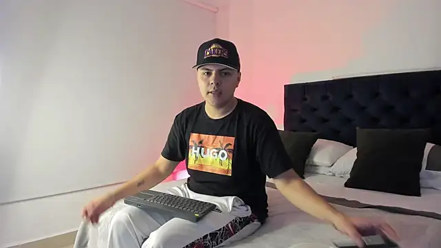 Snapshot of NoahLux chatting on October 1, 7:31 pm NoahLux online show from October 1, 7:31 pm