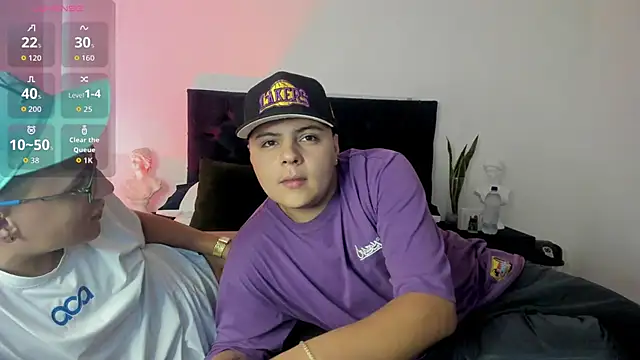 Snapshot of NoahLux chatting on October 6, 8:06 pm NoahLux online show from October 6, 8:06 pm