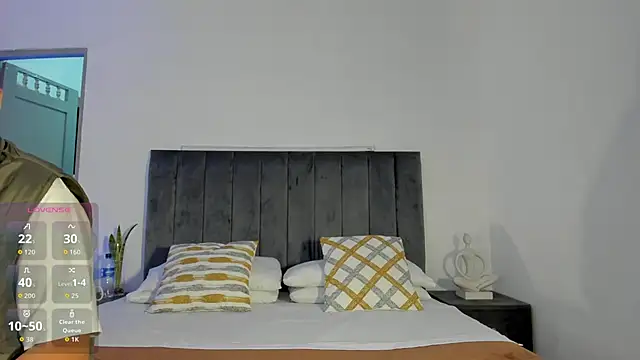 Snapshot of NoahLux chatting on October 11, 7:34 pm NoahLux online show from October 11, 7:34 pm