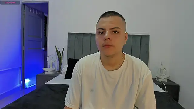 Snapshot of NoahLux chatting on October 17, 6:32 pm NoahLux online show from October 17, 6:32 pm