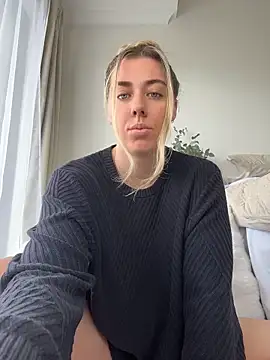 Snapshot of louiseberkeley chatting on May 12, 11:35 pm louiseberkeley online show from May 12, 11:35 pm