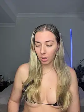 Snapshot of louiseberkeley chatting on May 19, 7:04 am louiseberkeley online show from May 19, 7:04 am