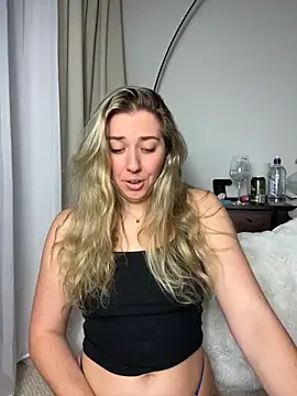 Snapshot of louiseberkeley chatting on June 7, 9:02 am louiseberkeley online show from June 7, 9:02 am
