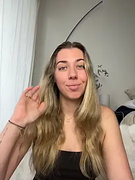 Snapshot of louiseberkeley chatting on June 11, 2:11 am louiseberkeley online show from June 11, 2:11 am