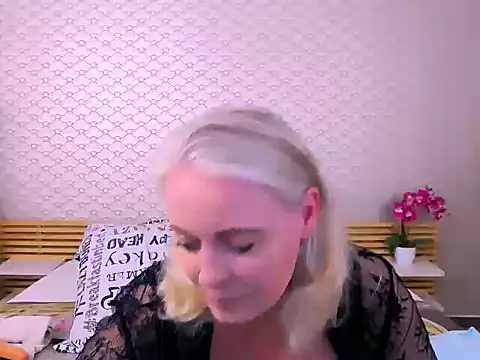 Snapshot of Anais_Janson chatting on June 4, 8:15 pm Anais Janson online show from June 4, 8:15 pm