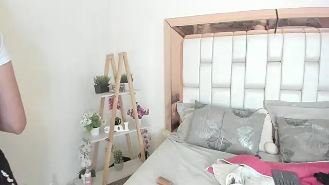 Snapshot of MiaVillalobos chatting on September 15, 12:38 pm MiaVillalobos online show from September 15, 12:38 pm