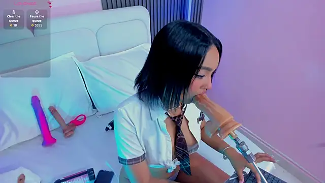 Clawdeen  wolf online show from April 14, 7:53 pm