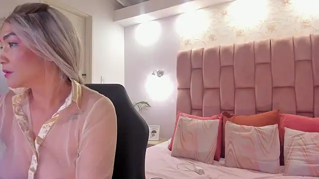 Snapshot of aishathornee chatting on October 8, 9:23 pm aishathornee online show from October 8, 9:23 pm