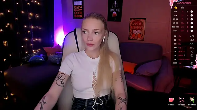 Snapshot of AnyaTaylor_ chatting on September 30, 1:54 am AnyaTaylor online show from September 30, 1:54 am