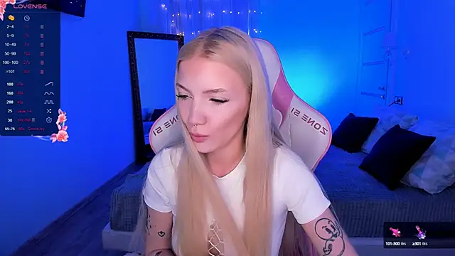 Snapshot of AnyaTaylor_ chatting on October 3, 4:42 am AnyaTaylor online show from October 3, 4:42 am