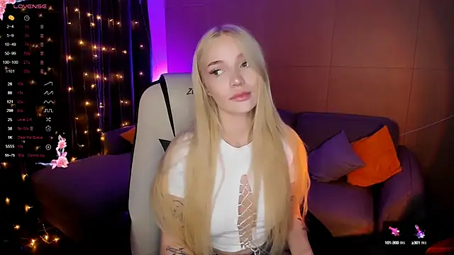 Snapshot of AnyaTaylor_ chatting on October 13, 2:11 am AnyaTaylor online show from October 13, 2:11 am