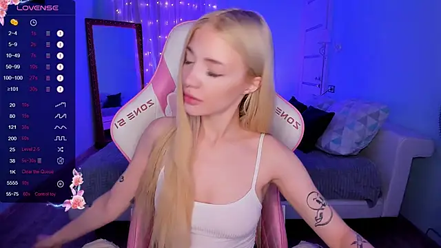 Snapshot of AnyaTaylor_ chatting on October 18, 2:03 am AnyaTaylor online show from October 18, 2:03 am