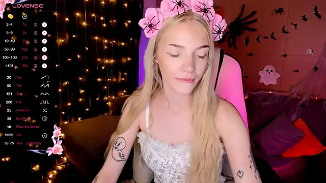 Snapshot of AnyaTaylor_ chatting on October 31, 2:01 am AnyaTaylor online show from October 31, 2:01 am