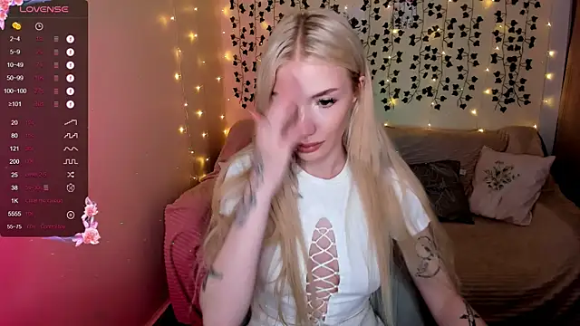 Snapshot of AnyaTaylor_ chatting on November 14, 4:44 am AnyaTaylor online show from November 14, 4:44 am