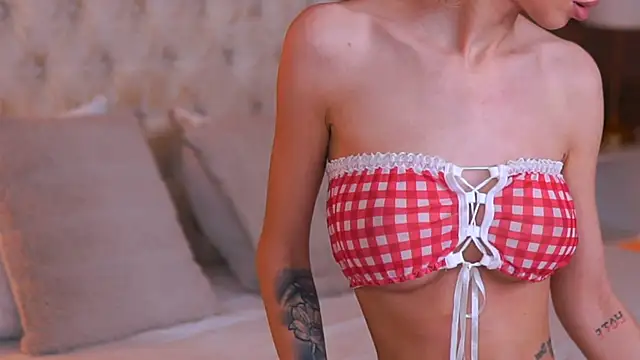 Snapshot of EllieRedd chatting on November 15, 10:01 am EllieRedd online show from November 15, 10:01 am