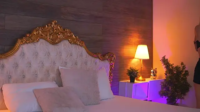 Snapshot of EllieRedd chatting on November 18, 5:45 am EllieRedd online show from November 18, 5:45 am