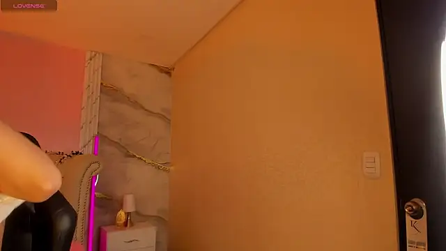 EmmaStonns online show from April 21, 12:44 pm