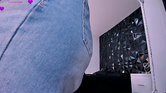 Snapshot of ChannelWhite_ chatting on March 10, 9:42 pm ChannelWhite online show from March 10, 9:42 pm