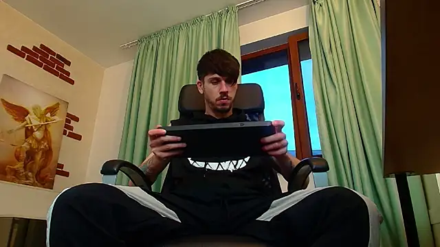 Snapshot of JonahShaw chatting on September 30, 4:28 am JonahShaw online show from September 30, 4:28 am