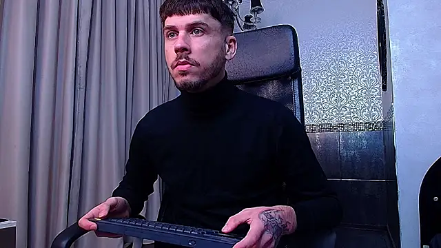 Snapshot of JonahShaw chatting on October 1, 4:29 am JonahShaw online show from October 1, 4:29 am