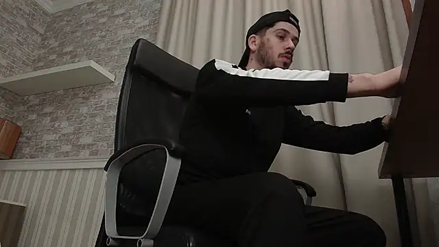 Snapshot of JonahShaw chatting on October 18, 4:37 am JonahShaw online show from October 18, 4:37 am