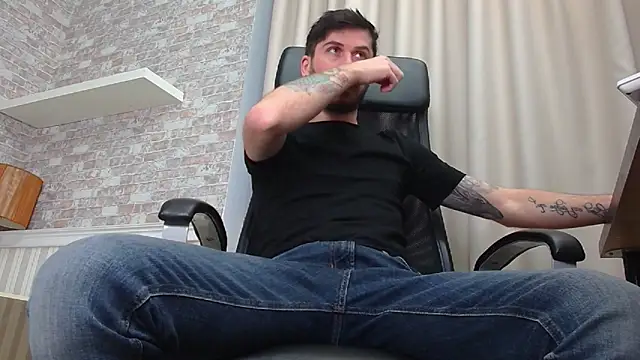 Snapshot of JonahShaw chatting on November 19, 5:18 am JonahShaw online show from November 19, 5:18 am